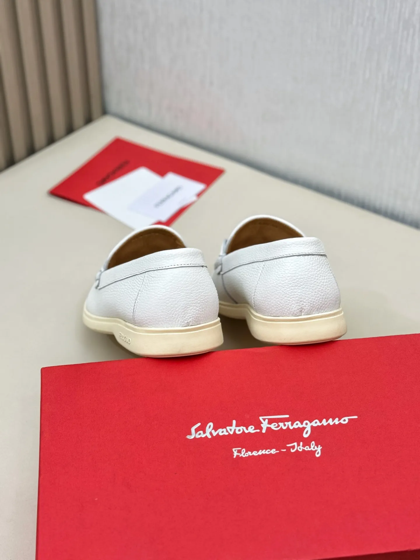 [Ferragamo] P: 580💰 Number of yards: 38~44 (45 orders are non-returnable) Ferragam's new men's driving shoes, the fabric is made of imported cowhide, with visible texture, heavy industrial stitching, dyed calfskin inside, standard logo cowhide feet, big-name experience, soft and comfortable on the feet, a men's favorite, special non-slip and wear-resistant rubber soles, easy to handle various occasions, with original box packaging!